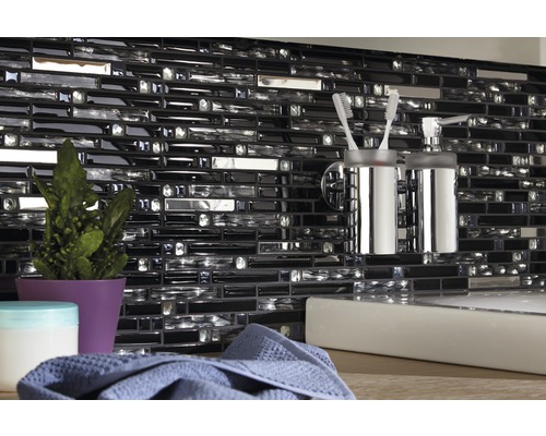Décoration murale avec des carreaux de mosaïque dans la salle de bains, comprenant des accessoires tels qu''un porte-brosse à dents et un distributeur de savon