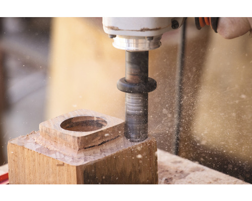 Bohrmaschine bei der Arbeit an einem Holzstück