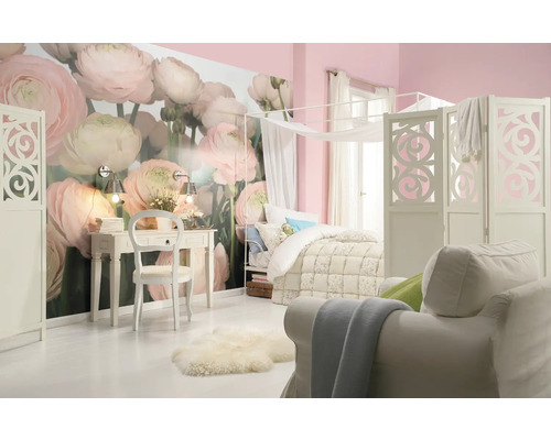 Helles Schlafzimmer mit Schreibtisch, Bett und Raumteiler