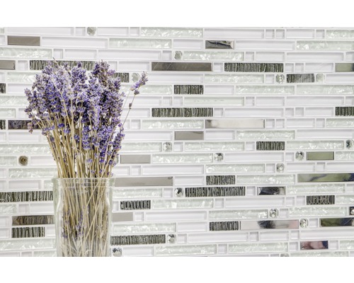 Mosaikfliesenwand mit Glasvase und Lavendelblüten