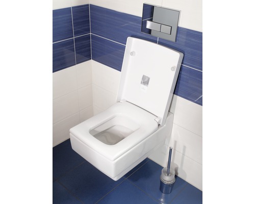 WC suspendu avec bride ouverte et plaque de commande