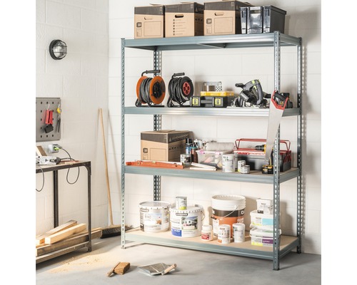 Atelier avec étagère, outils et boîtes de rangement