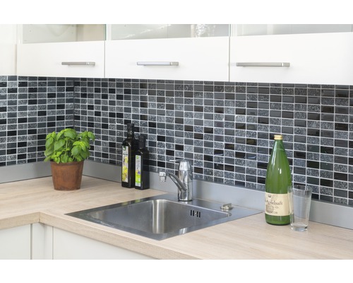 Évier de cuisine avec robinet et mur en carreaux de mosaïque