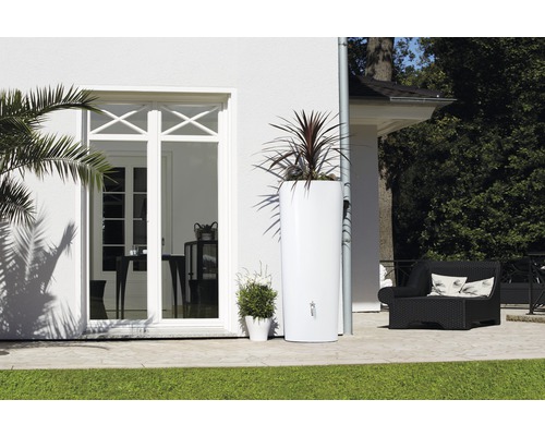 Extérieur avec réservoir d''eau, plantation et siège