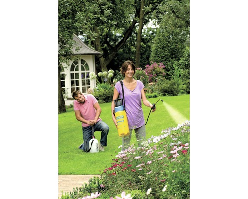 Garten Szene mit zwei Personen und Drucksprühern zur Pflanzenpflege.