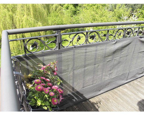 Balcon avec filet de protection visuelle et jardinière