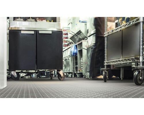 Bodenbelag in einer Großküche mit Geräten auf Rollen