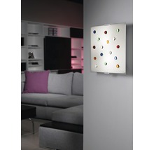 Quadratische Wandleuchte mit farbigen Akzenten in einem Wohnzimmer