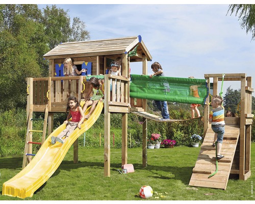 Aire de jeux avec toboggan, mur d''escalade et cabane pour enfants dans le jardin