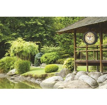 Vue du jardin avec horloge décorative sous un pavillon