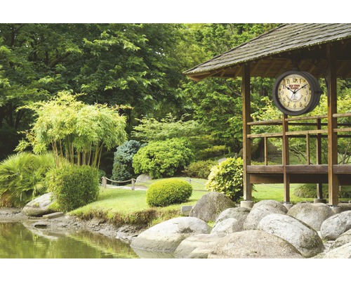 Vue du jardin avec horloge décorative sous un pavillon