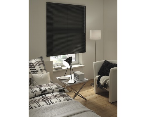 Schlafzimmer mit schwarzer Jalousie am Fenster