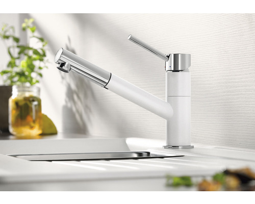 Küchenarmatur in hellem Design mit Chromapplikationen