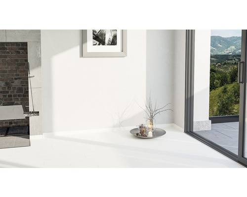 Heller Raum mit weißen Bodenfliesen, Dusche, Deko-Elementen und Blick nach draußen