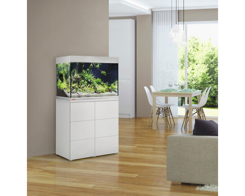 Aquarium aménagé avec meuble bas dans le salon