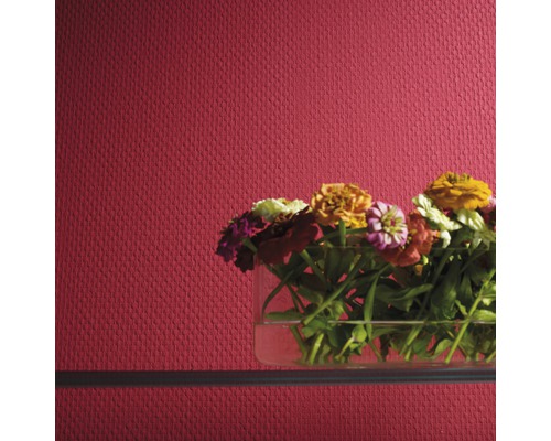 Gros plan d'un papier peint texturé avec une composition florale dans un vase en verre