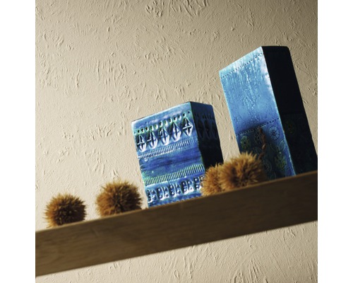 Deux vases bleus rectangulaires décorés et trois châtaignes sur une étagère.