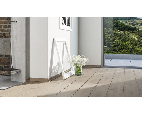 Pièce lumineuse avec carrelage, bouquet de fleurs et vue sur le paysage