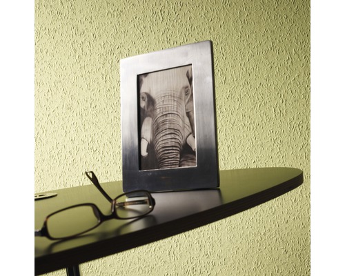 Nahaufnahme eines Tisches mit einem Bilderrahmen und einer Brille