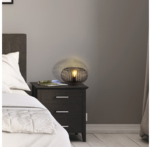 Nachttisch mit Lampe im Schlafzimmer