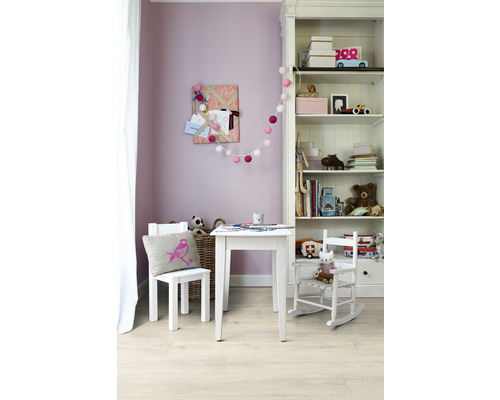 Chambre d''enfant avec bureau, chaise, étagère et décoration