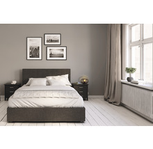 Schlafzimmer mit Bett, Nachttischen und Dekoration