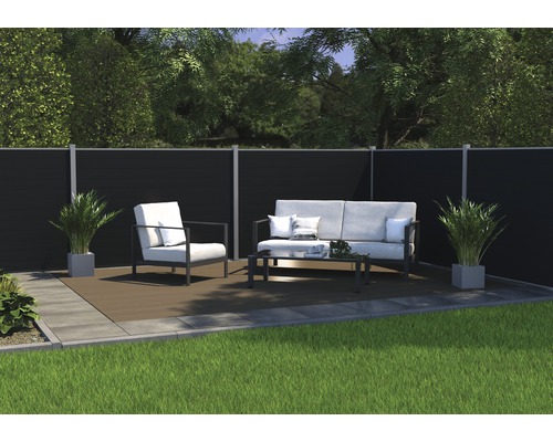 Gartenszene mit Sichtschutzzaun, Sitzgruppe und Pflanzen