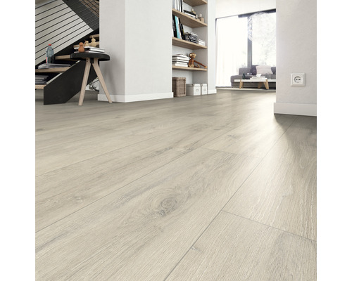 Espace de vie lumineux avec sol stratifié imitation bois, escalier et étagères