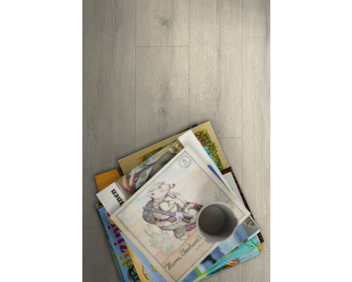 Sol stratifié clair avec une pile de livres