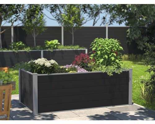 Hochbeet aus Kunststoff mit verschiedenen Pflanzen im Garten