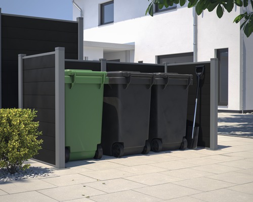 Mülltonnenbox mit drei Mülltonnen und einem Spaten