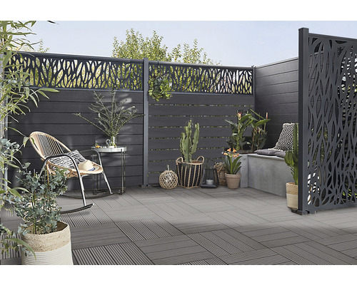 Gestalteter Aussenbereich mit Sichtschutzzaun, Sitzgelegenheit und Bodenfliesen