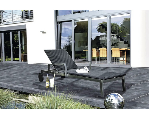 Gartenszene mit Liegestuhl auf Terrasse