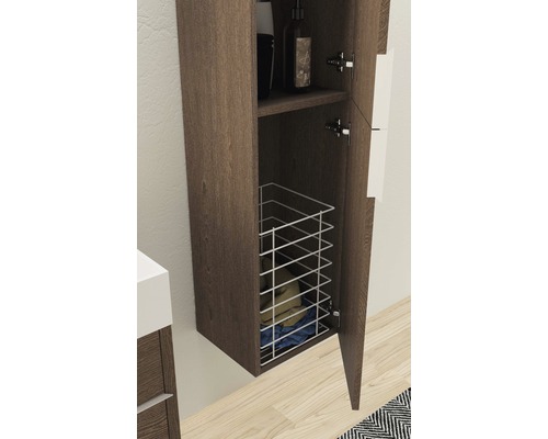 Armoire haute de salle de bains ouverte avec panier à linge et étagère