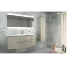 Badezimmer mit Waschtischunterschrank, Spiegel, Spiegelschrank und Armatur
