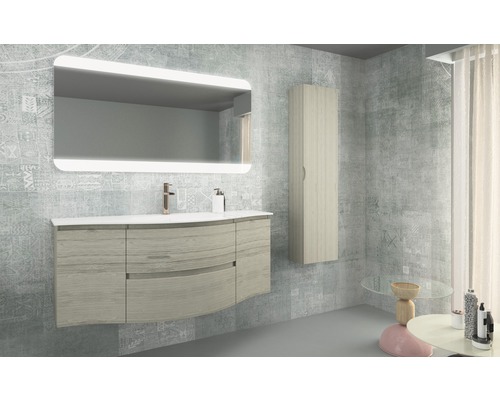 Salle de bains avec meuble sous-vasque, miroir, armoire de toilette et robinet
