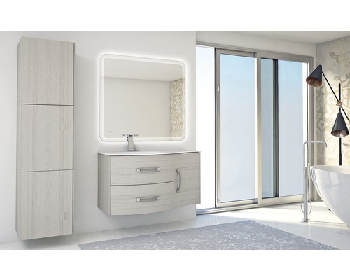 Salle de bains avec meuble-lavabo, armoire de toilette, armoire haute et baignoire