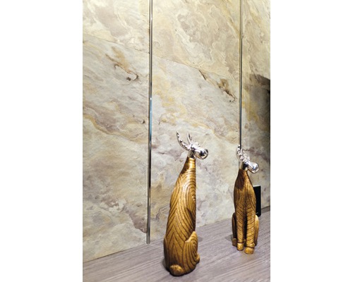 Dekofigur in Form eines Hirsches vor einer Wandverkleidung