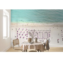 Espace de vie avec papier peint photo avec motif de plage et chaises de plage