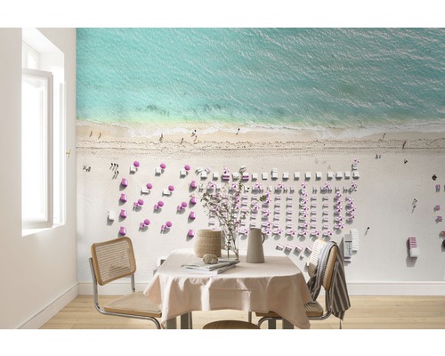 Espace de vie avec papier peint photo avec motif de plage et chaises de plage