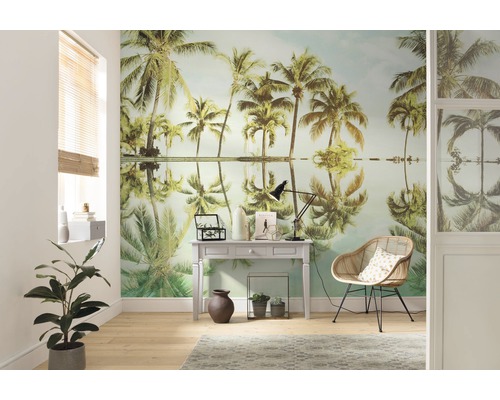 Intérieur avec papier peint photo motif palmiers, bureau et chaise