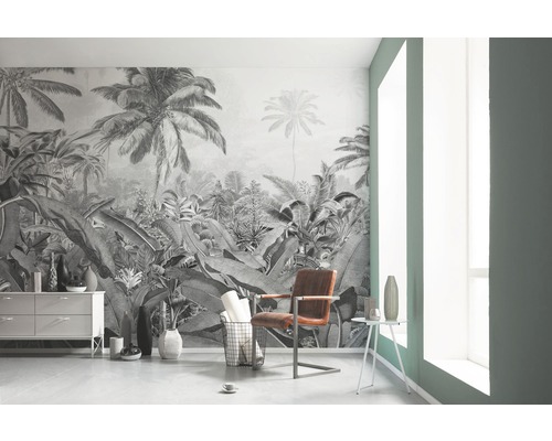 Espace de vie avec papier peint photo motif jungle, commode, chaise et décoration