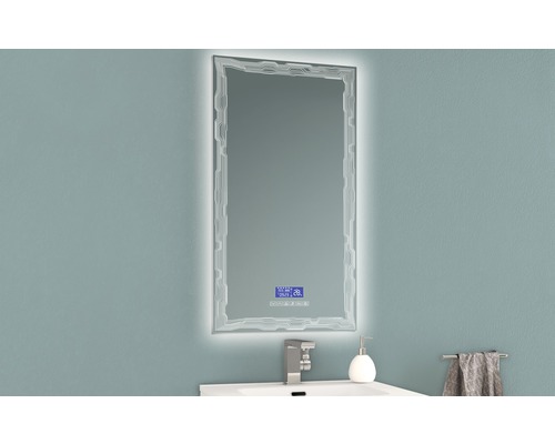 Miroir lumineux avec affichage numérique au-dessus d''un lavabo dans une salle de bain.