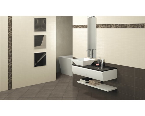 Modernes Badezimmer mit Waschtisch, Spiegel, Badewanne und Wandfliesen