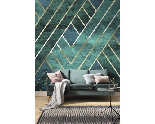 Salon avec papier peint géométrique turquoise et doré