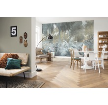Salon avec papier peint jungle, banc, chaises et plancher en bois
