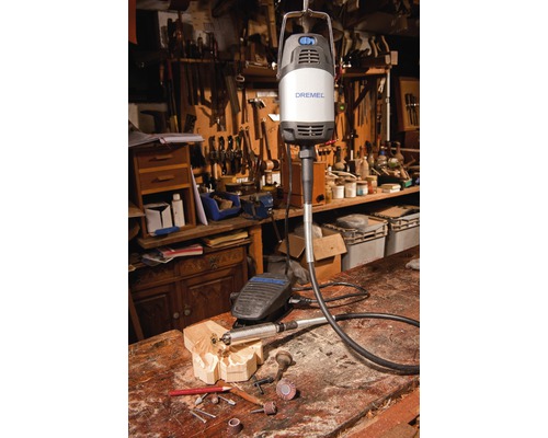 Défonceuse Dremel avec pédale et accessoires sur un établi