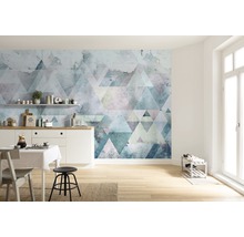 Pièce lumineuse avec table de cuisine et papier peint géométrique à triangles
