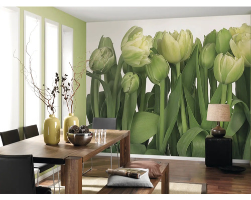Esszimmer mit Holztisch und Tulpen Fototapete