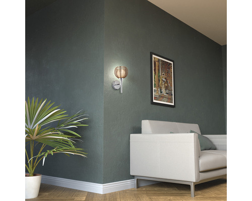 Wohnzimmer mit Wandleuchte, Sofa und Bild